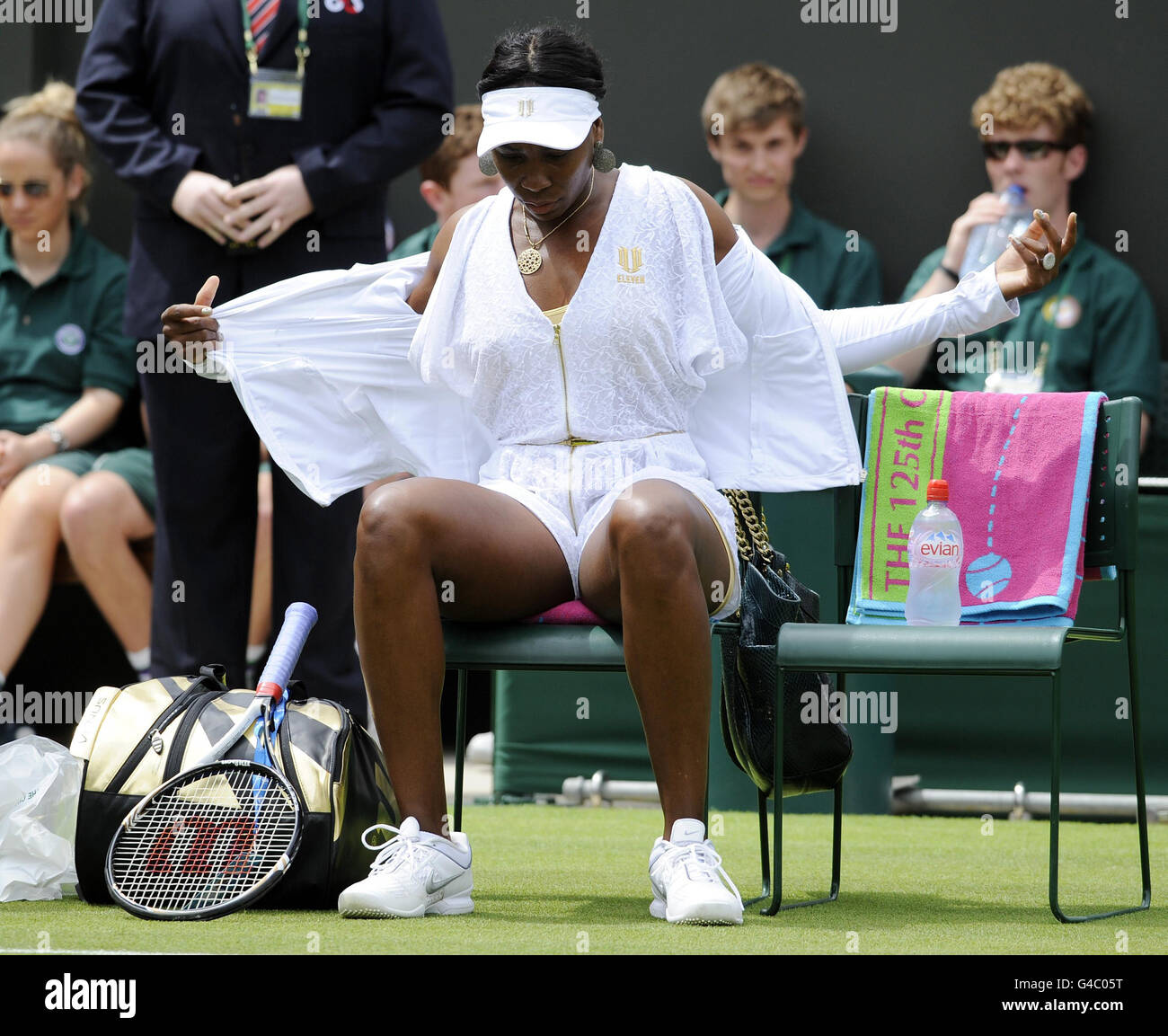 Die USA Venus Williams enthüllt ihr Outfit, um am ersten Tag der Wimbledon Championships 2011 im all England Lawn Tennis and Croquet Club in Wimbledon die usbekische Akgul Amanmuradova zu spielen. Stockfoto