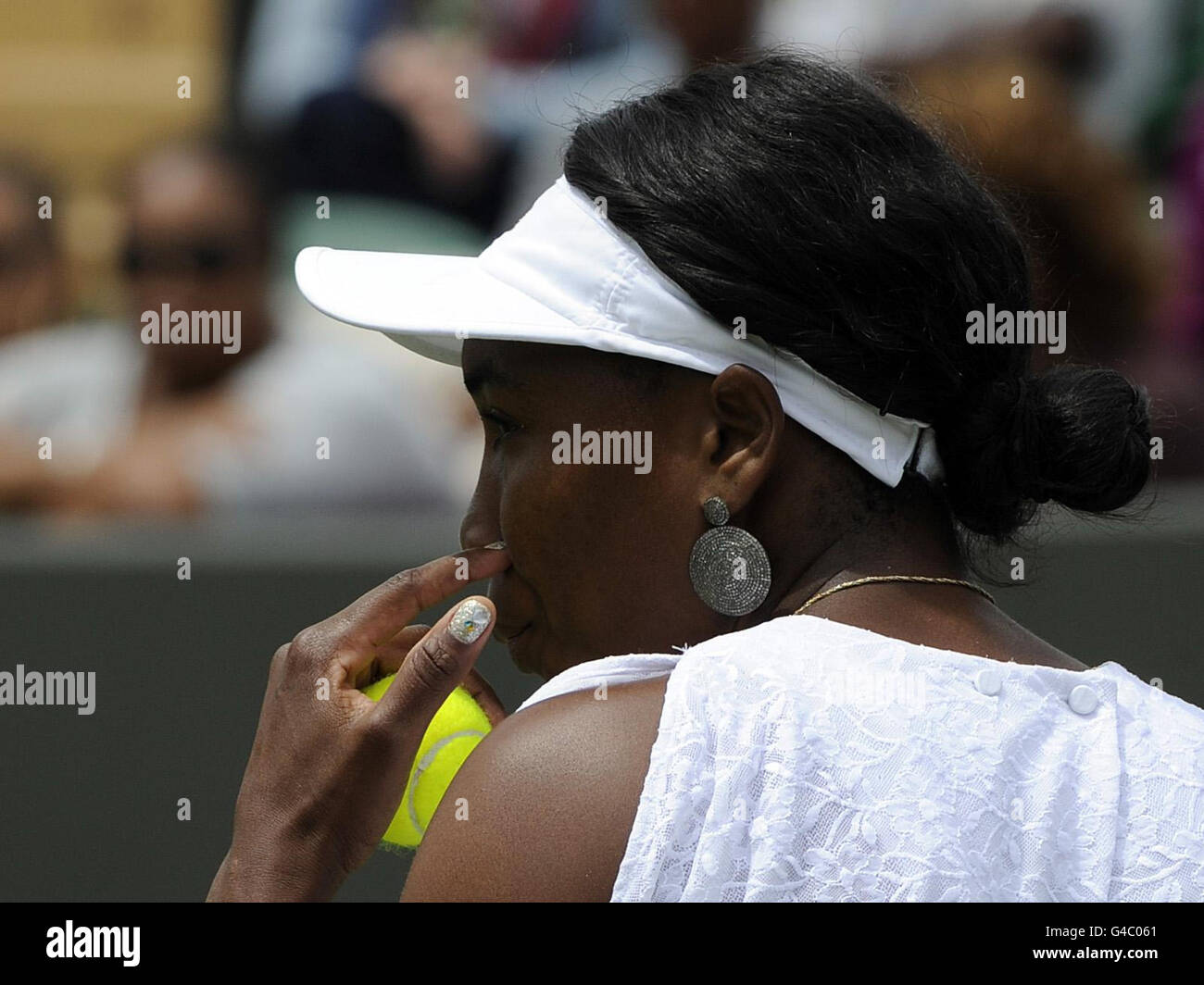 USA Venus Williams mit lackierten Nägeln in ihrem Outfit zu spielen Usbekistan Akgul Amanmuradova während des ersten Tages der Wimbledon Championships 2011 im all England Lawn Tennis und Croquet Club, Wimbledon. Stockfoto