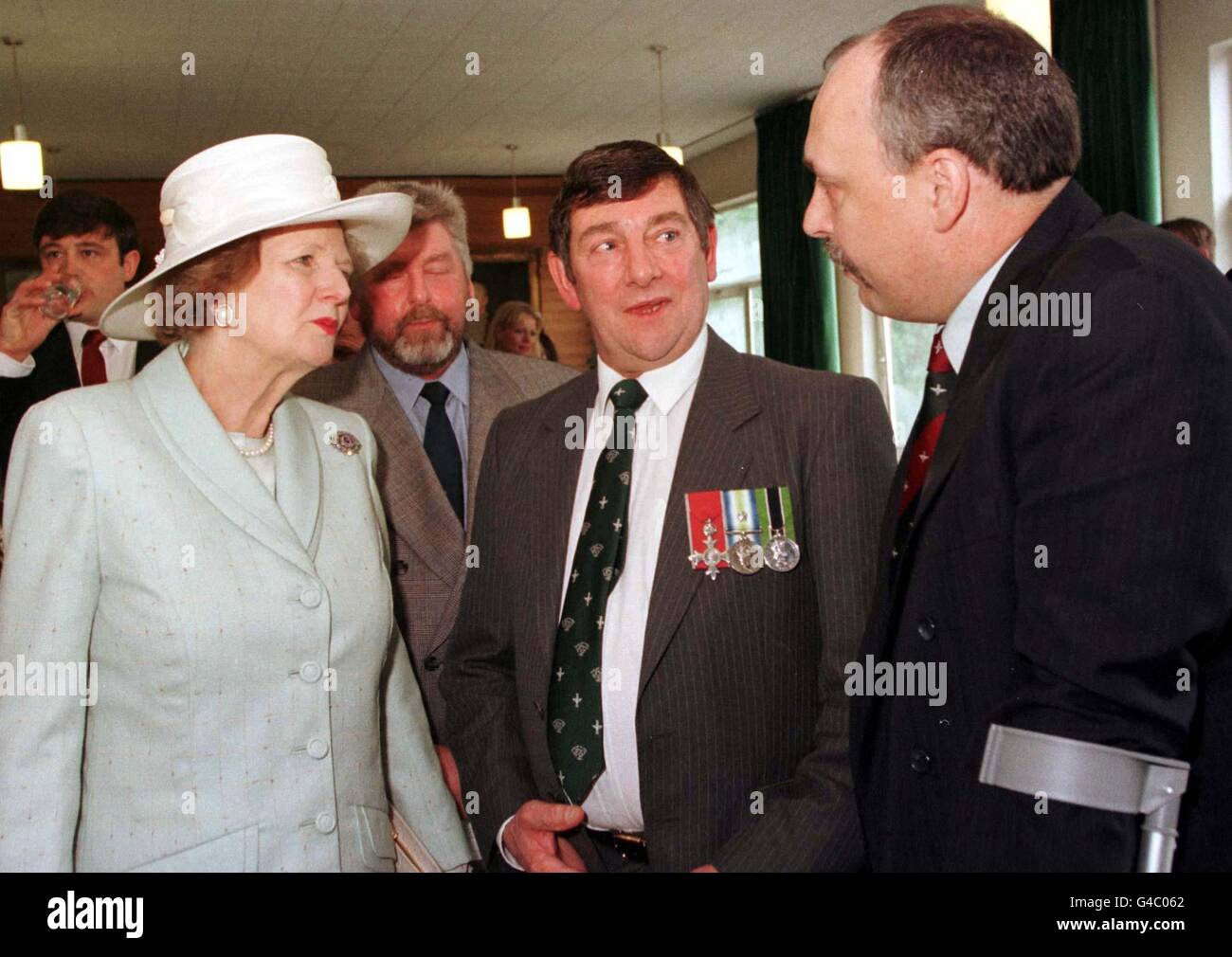 Fromer-Premierministerin Baroness Thatcher spricht heute (Samstag) mit Falklander Terry Peck (links) und Ex-para, Denzil Connick (rechts) während eines "Gewerkschaftstages" zum 16. Jahrestag des Falklandkrieges im Parachute-Regiment-Hauptquartier in Aldershot. Foto Tim Ockenden/PA Stockfoto