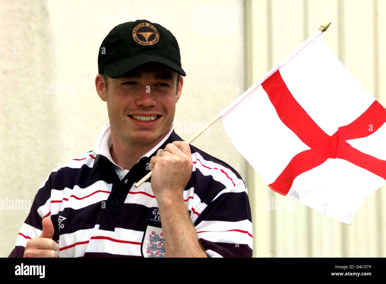 Der englische Graeme Le Saux zeigt sich mit dem Daumen nach oben, als er morgen (Montag, 15. Juni) die Flagge von St. George vor dem Eröffnungsspiel der Mannschaft gegen Tunesien bei der Weltmeisterschaft schwingt. EDI Foto von Adam Butler/PA Stockfoto