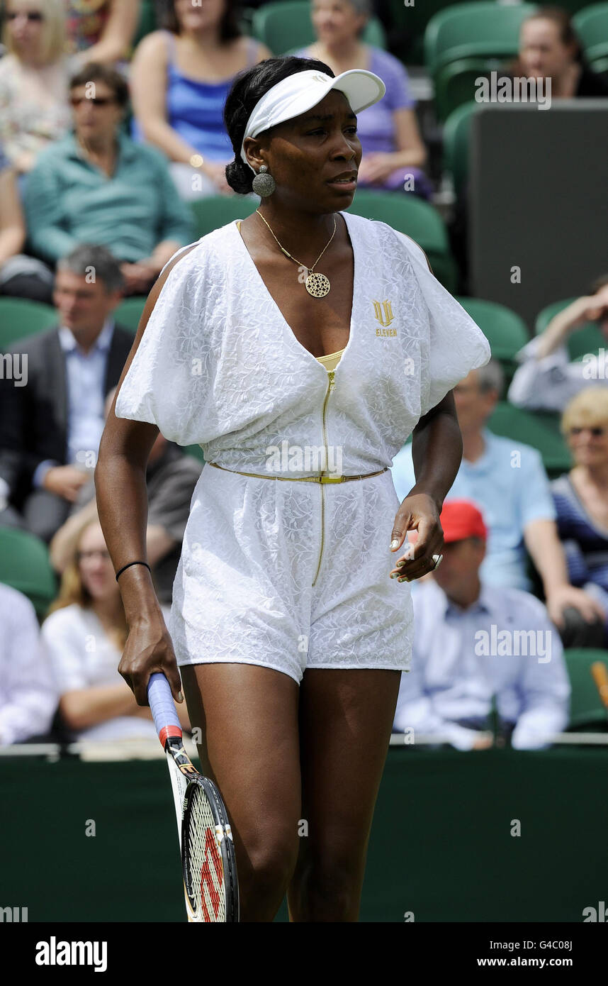 Die US-Amerikanerin Venus Williams in ihrem Outfit, um am ersten Tag der Wimbledon Championships 2011 im all England Lawn Tennis and Croquet Club in Wimbledon die usbekische Akgul Amanmuradova zu spielen. Stockfoto