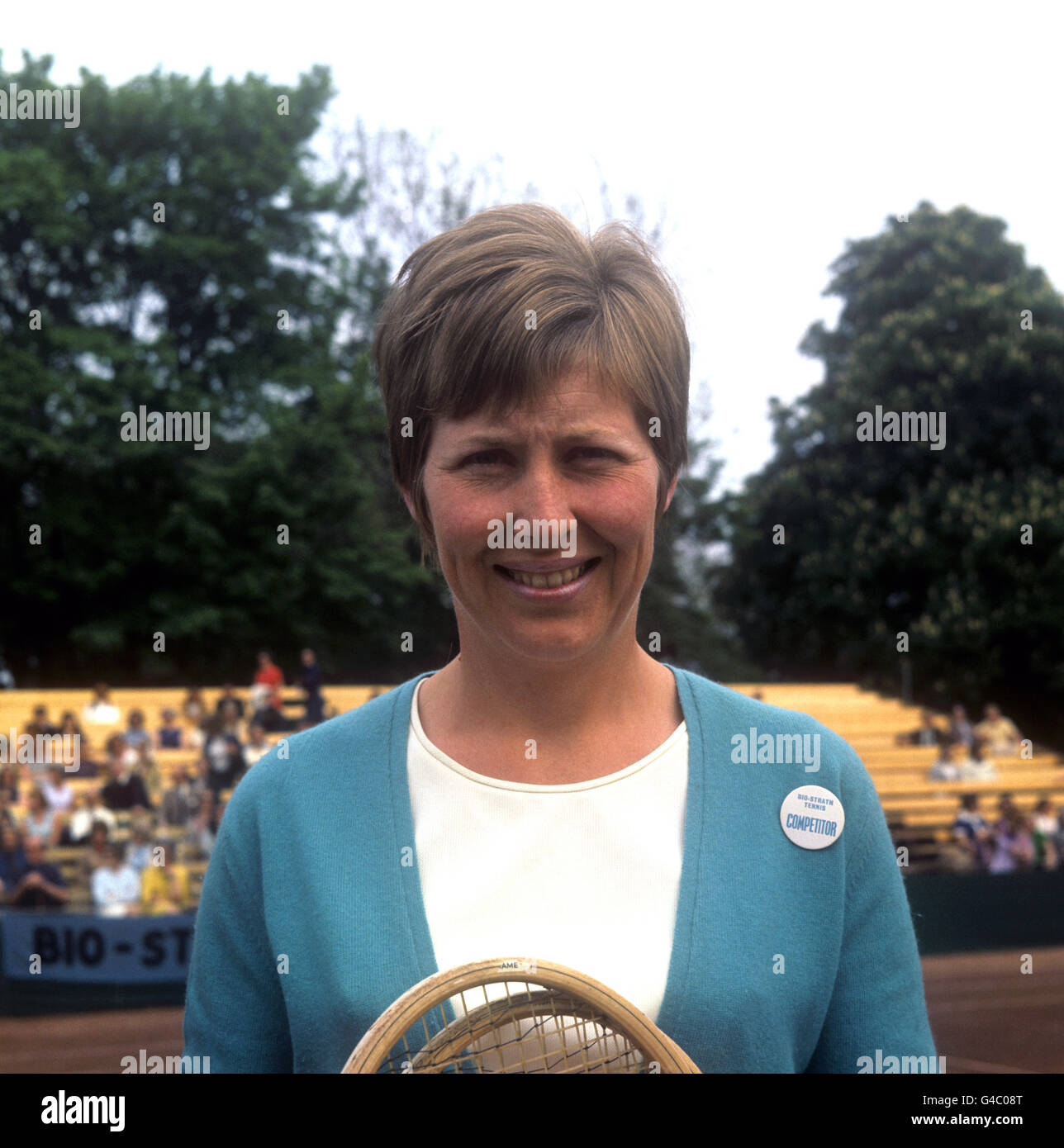 Die britische Tennisspielerin Christine Truman Janes im Hurlingham Club. Christine Truman Janes, eine der erfolgreichsten Spieler Großbritanniens, gewann 1959 die French Open und war sowohl bei Wimbledon (1961) als auch bei den US Open (1959) als Finalistin verloren. Auch als Doppelspielerin gewann sie 1960 das Australian Open Doubles und erreichte sowohl das French Open (1972) als auch das Wimbledon (1959) Finale. Nach ihrer Pensionierung im Jahr 1975 wurde sie Kommentierin für BBC Radio und erhielt 2001 einen MBE für Sportdienste. Stockfoto