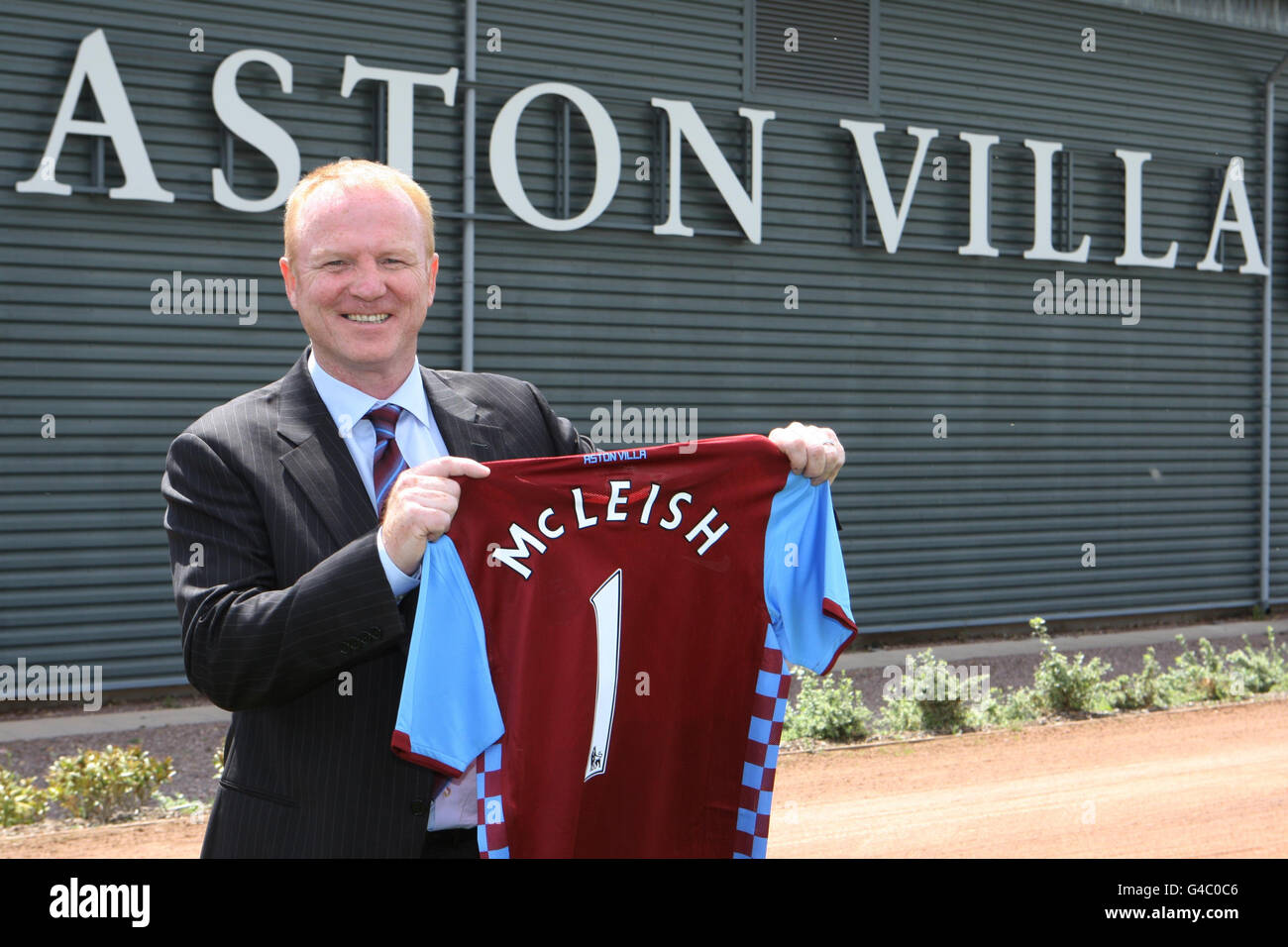 Neuer Aston Villa Manager Alex McLeish posiert für Fotografen nach der Pressekonferenz im Bodymoor Heath Training Ground, Sutton Coldfield. Stockfoto