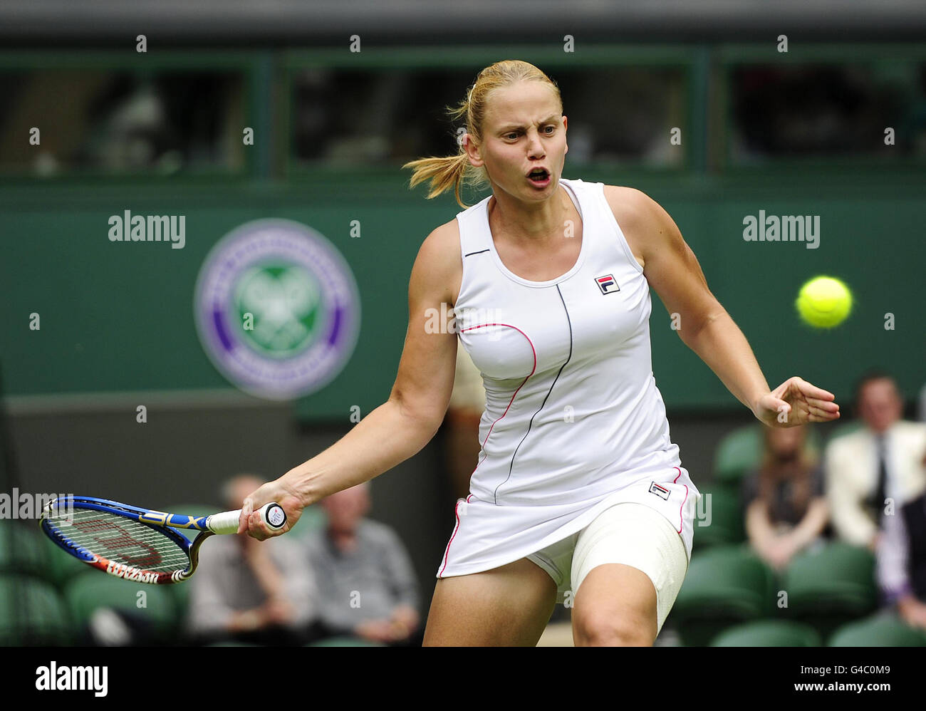 Die Australier Jelena Dokic im Einsatz gegen die Italienerin Francesca Schiavone während der Wimbledon Championships 2011 beim all England Lawn Tennis und Croquet Club in Wimbledon. Stockfoto