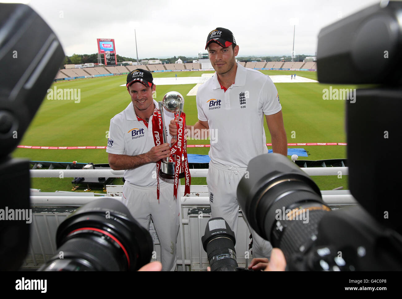 England Kapitän Andrew Strauss (links) und Chris Tremlett (rechts) posieren mit der npower-Serie Trophäe während des dritten Tests im Rose Bowl, Southampton. Stockfoto