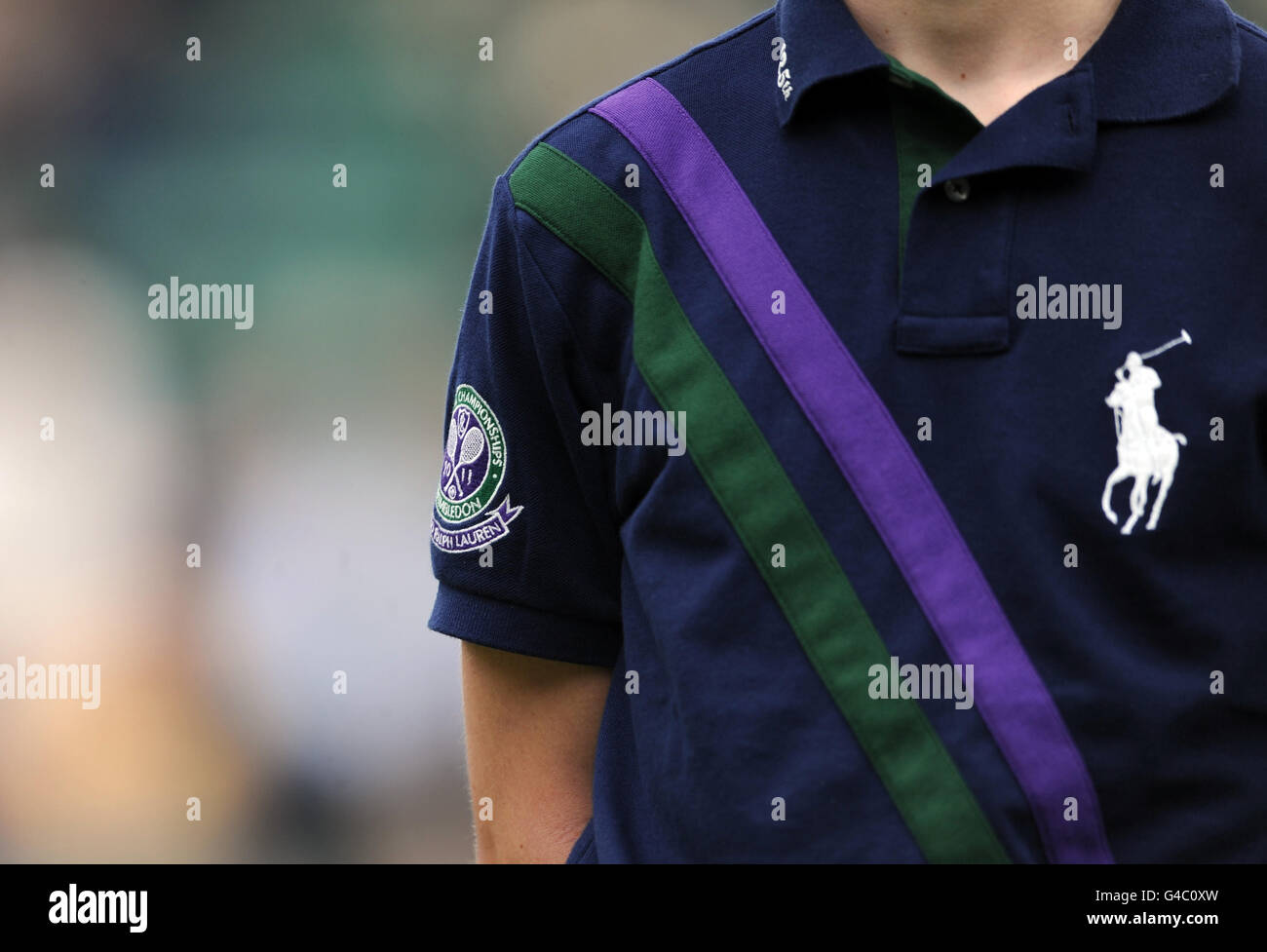 Ein Blick auf das T-Shirt von einem Ball Person mit dem Wimbledon-Logo an Tag 1 der Wimbledon Championships 2011 im all England Lawn Tennis und Croquet Club, Wimbledon getragen. Stockfoto