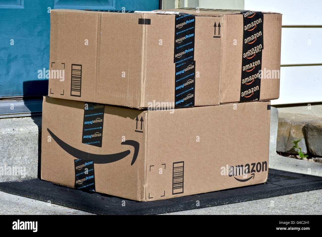Amazon Prime Boxen geliefert, bis vor die Haustür eines Hauses Stockfoto