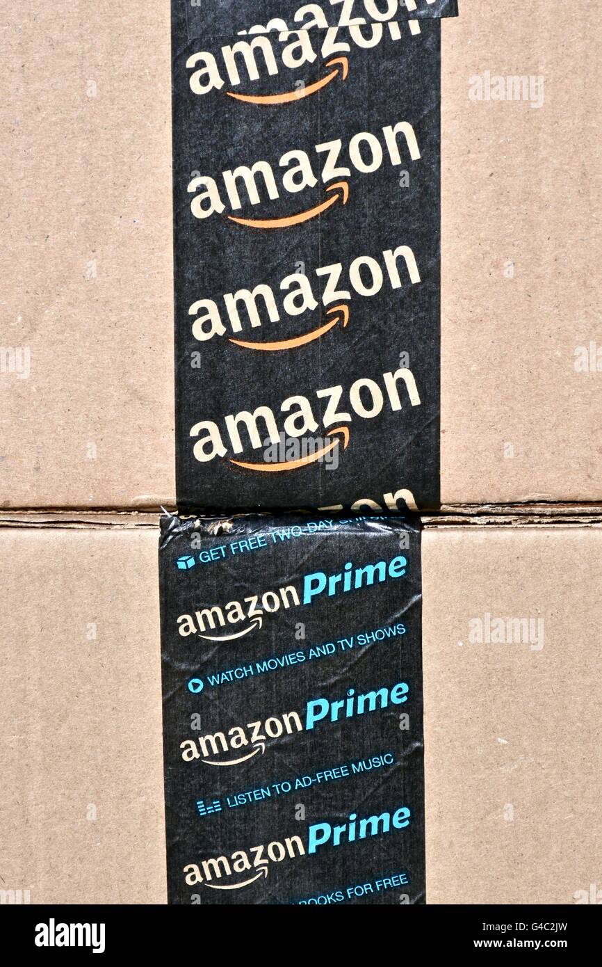 Eine Amazon Prime-Box mit Amazonen Signatur Klebeband Stockfotografie -  Alamy