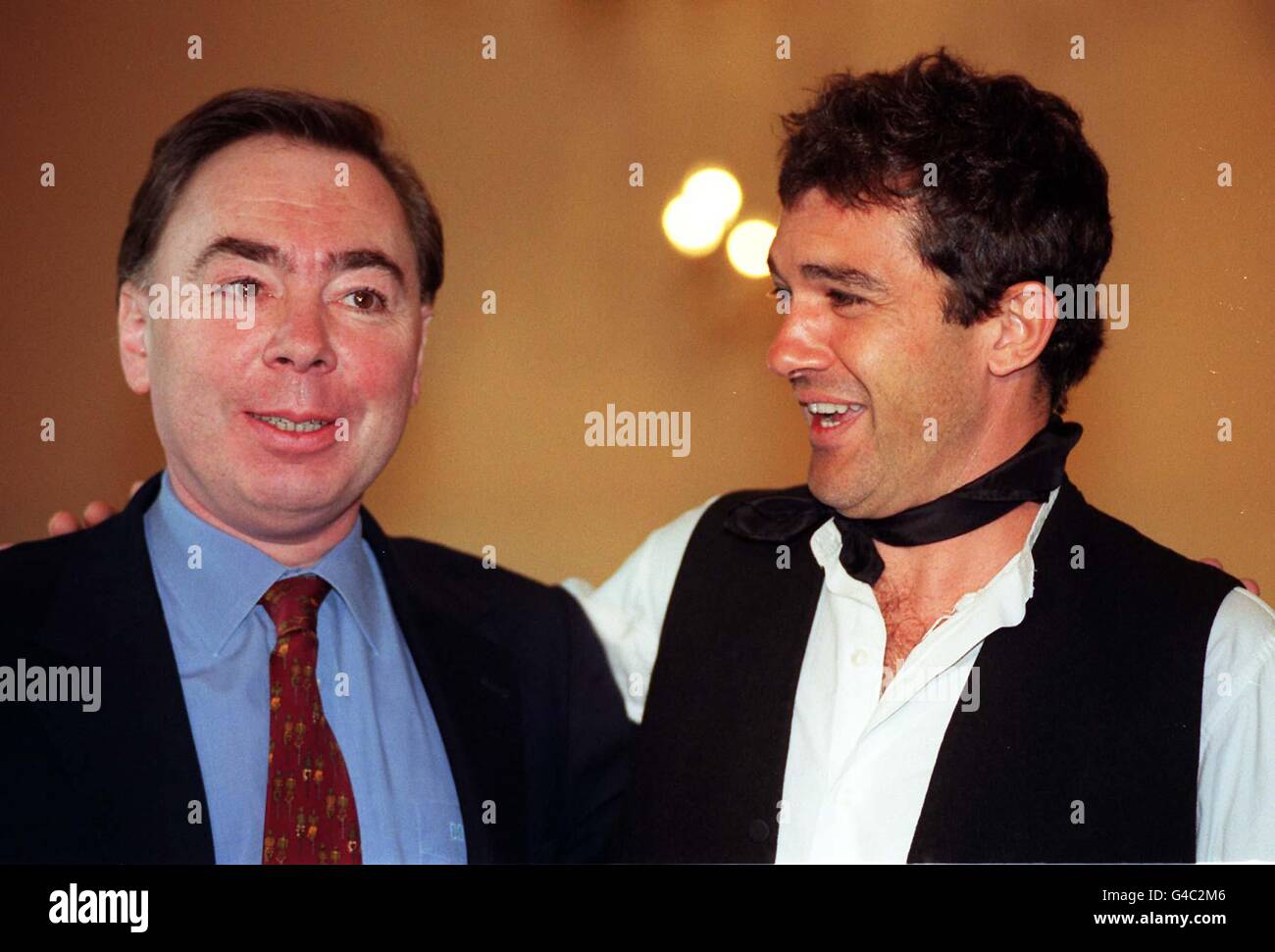 Lord Lloyd-Webber (links) wird von Hollywood-Star Antonio Banderas bei einer Pressekonferenz begleitet, die heute Morgen (Dienstag) im Vorfeld einer Gala zur Feier des 50. Geburtstages des Multimillionärs-Komponisten in der Royal Albert Hall in London stattfindet. Banderas - der in einem Film von Lloyd-Webbers Evita mitspielte - wird in dem Konzert auftreten, in dem auch Boyzone, Donny Osmond und die Schauspielerin Glenn Close Songs aus seinen gefeierten Musicals aufführen. Foto von Paul Treacy/PA Stockfoto