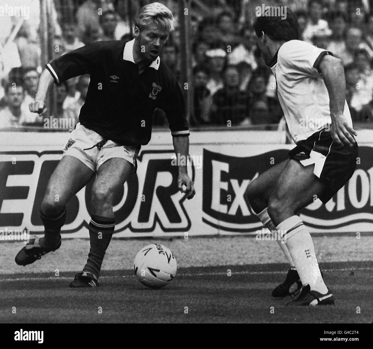PA-NEWS-FOTO 21.05.88 MO JOHNSON VON SCHOTTLAND GREIFT ENGLAND VERTEIDIGER KENNY SAMSONIN DER INTERNATIONALEN MATCH IM HAMPDEN PARK, GLASGOW Stockfoto