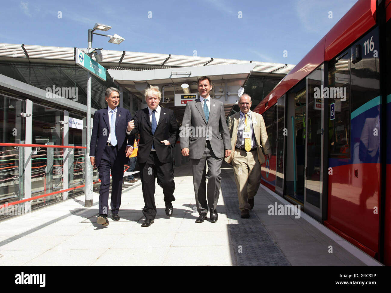 (Von links nach rechts) Verkehrsminister Philip Hammond, Bürgermeister von London, Boris Johnson, Kultur- und Olympiamekretär Jeremy Hunt und Peter Hendy CBE, TfL-Kommissar für Verkehr, die auf der neuen DLR-Erweiterung mit dem Zug zum Bahnhof Stratford fahren, Die Eröffnung soll noch in diesem Sommer für die Öffentlichkeit erfolgen und wird eine neue Verbindung nach Stratford sowie eine wichtige Verbindung zwischen Stratford und anderen olympischen Veranstaltungsorten im Excel Exhibition Centre und Woolwich Arsenal bieten. London. Stockfoto