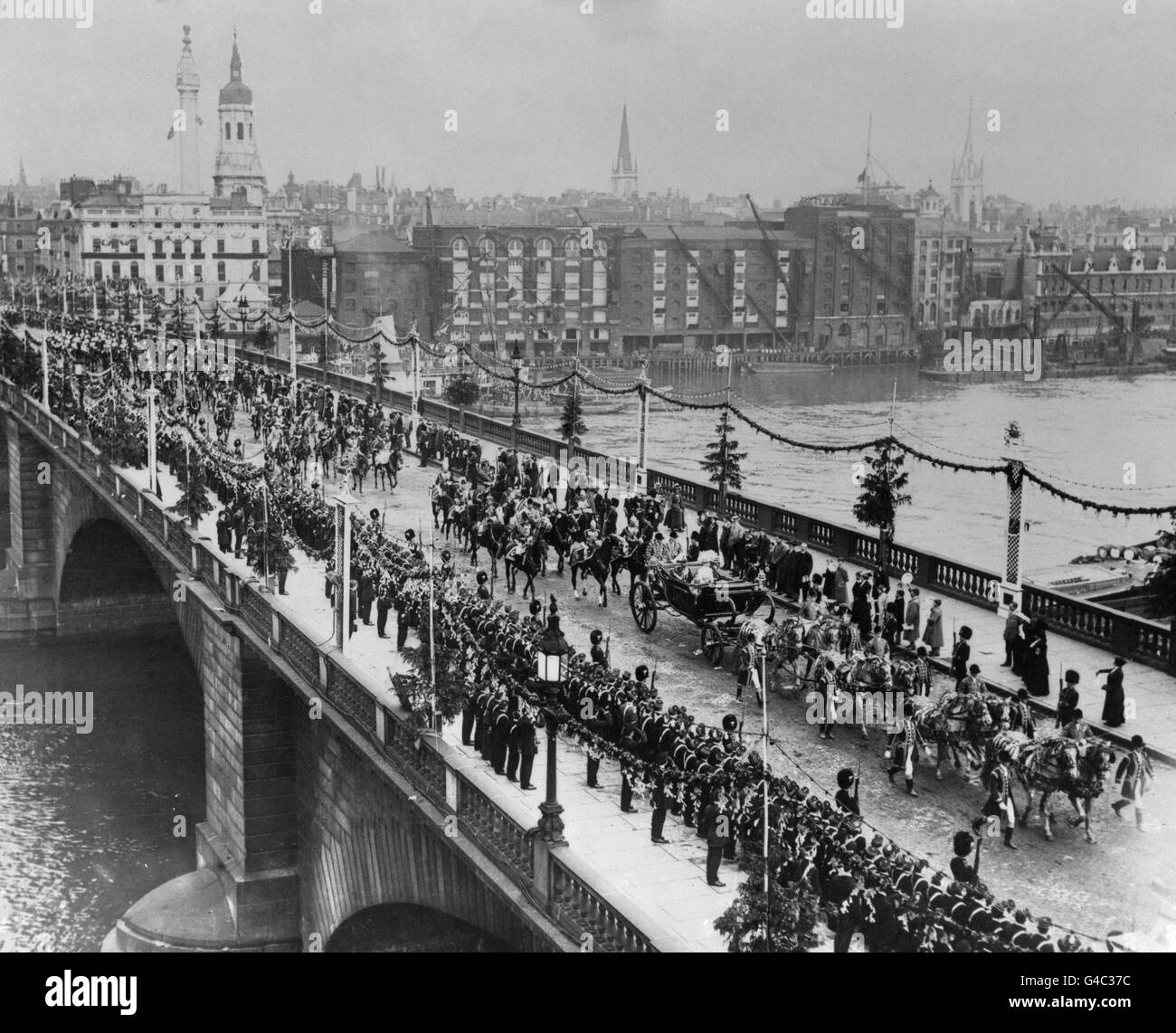 Die Krönungsprozession von König George V über die London Bridge. *Negativ Beschädigt* Stockfoto