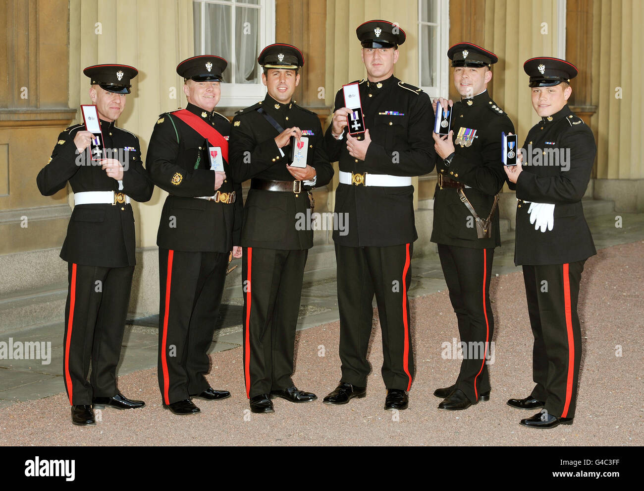 Eine Gruppe von sechs Soldaten des Mercian Regiments (von links) Corporal Mark ward Military Cross, Warrant Officer Anthony Higginbottom MBE, Major Richard Grover MBE, Corporal Alan Redford Military Cross, Captain Benedict Stephens Queen's Gallantry Medal, Und die Gallantry-Medaille von Daniel Hellings Queen, nachdem sie ihnen von Königin Elizabeth II. Im Buckingham Palace im Zentrum von London nach einer Investiturzeremonie überreicht wurden. Stockfoto