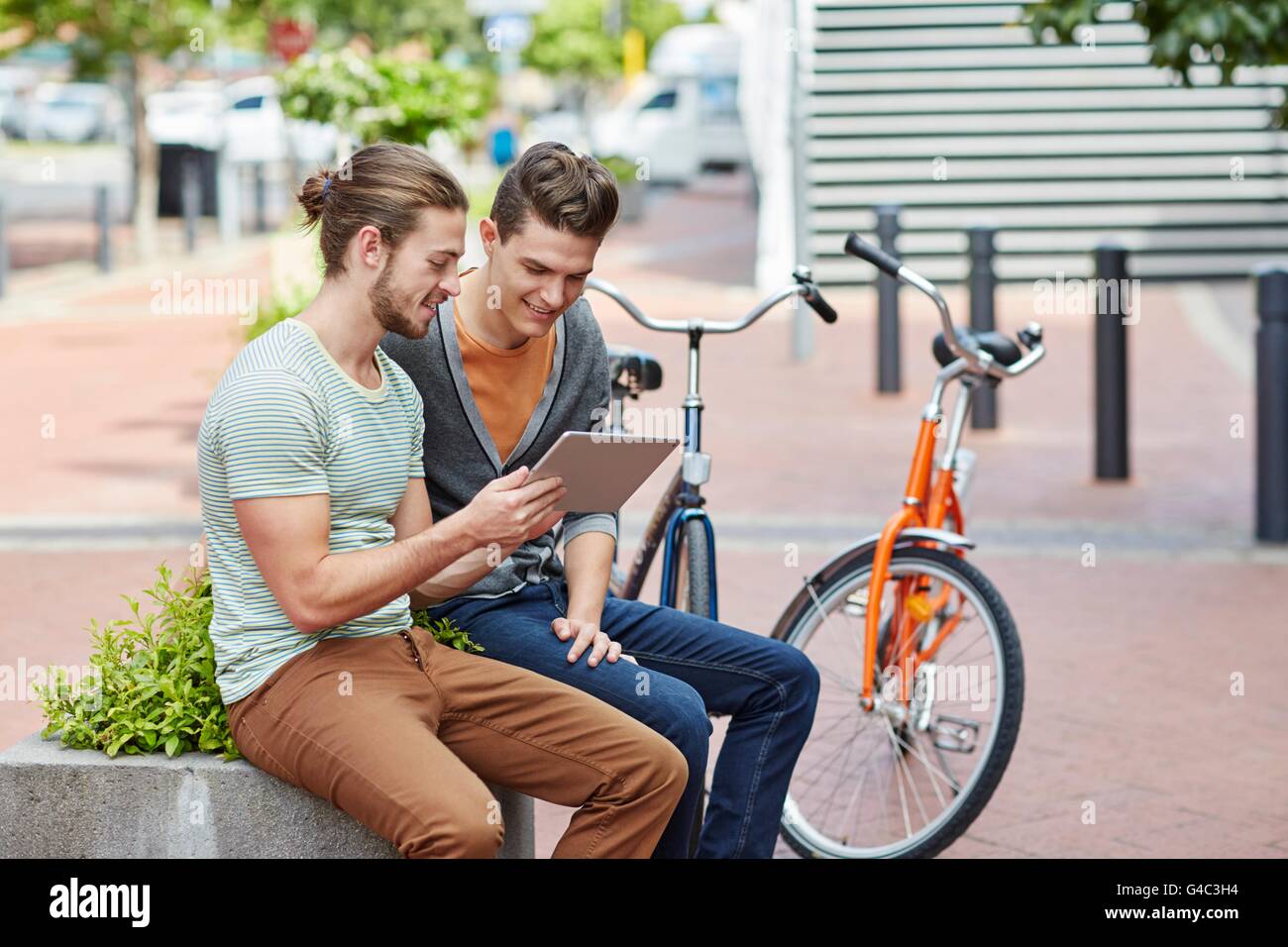 -MODELL VERÖFFENTLICHT. Zwei junge Männer mit digital-Tablette. Stockfoto