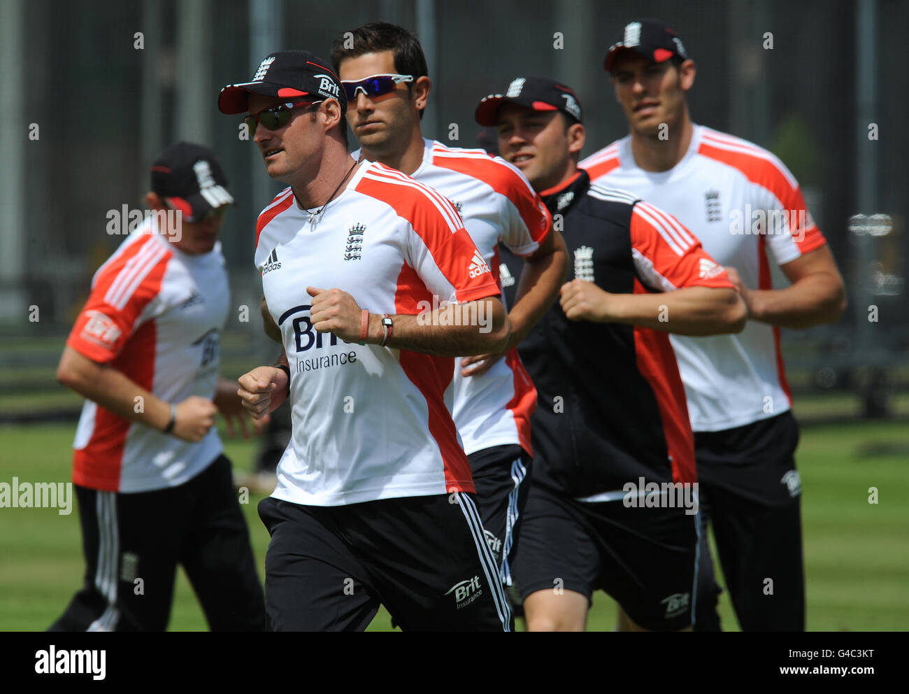 Der Engländer Andrew Strauss (2. Links) führt Jade Dernbach (Mitte), Jonathan Trott, Chris Tremlett (rechts) und Ian Bell (links) während eines Trainingslaufs an Stockfoto