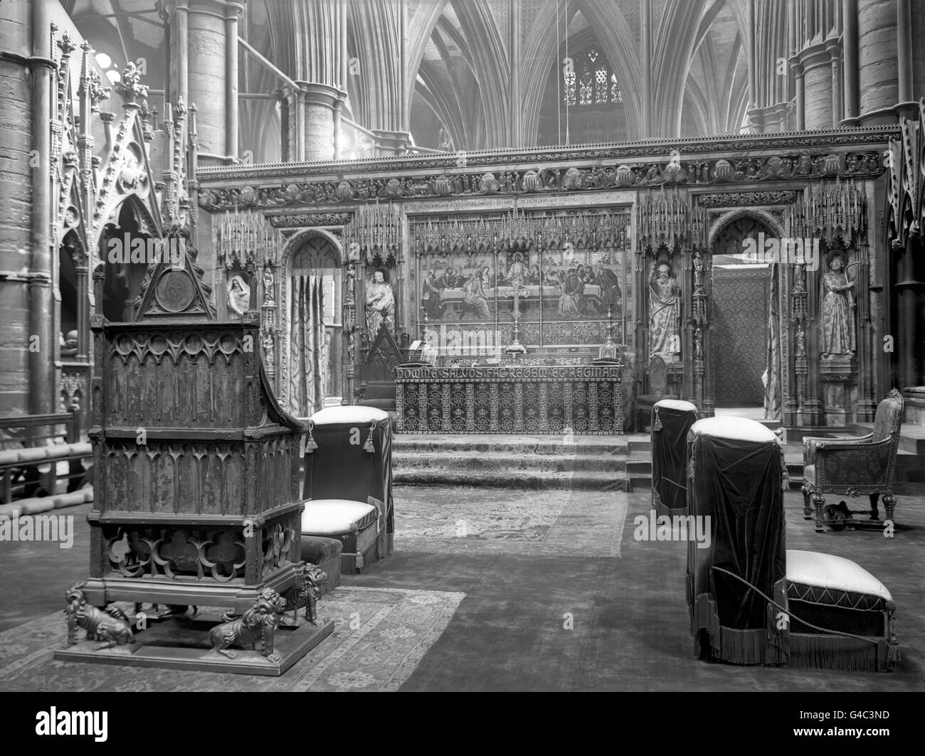 König Edward's Chair, oder der Krönungsstuhl, der Thron, auf dem der britische Monarch für die Krönung am Hochaltar in Westminster Abbey sitzt. Es wurde 1296 von König Edward I. in Auftrag gegeben, den Krönungsstein von Schottland, den er von den Schotten gefangen genommen hatte, zu enthalten, der als Stein des Scone bekannt ist Stockfoto