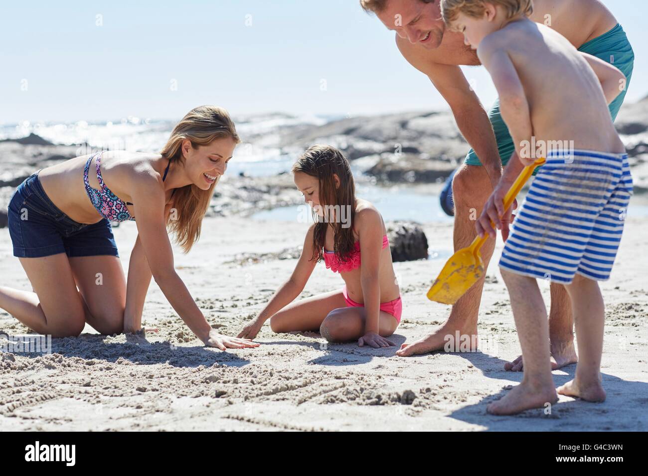 -MODELL VERÖFFENTLICHT. Familie am Strand mit Eimer und Schaufel zu spielen. Stockfoto