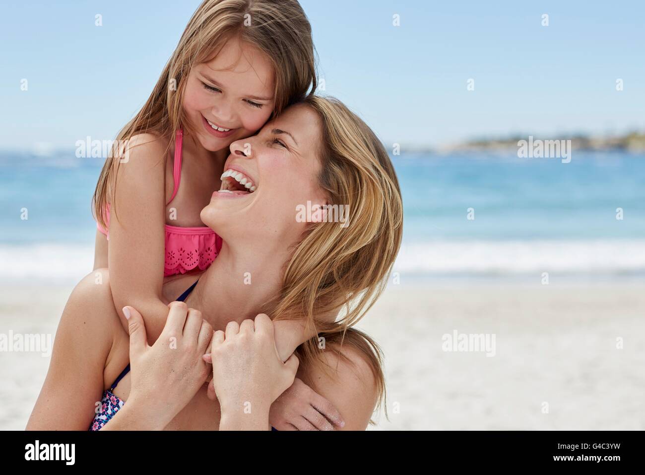 -MODELL VERÖFFENTLICHT. Mutter mit Tochter auf dem Rücken. Stockfoto