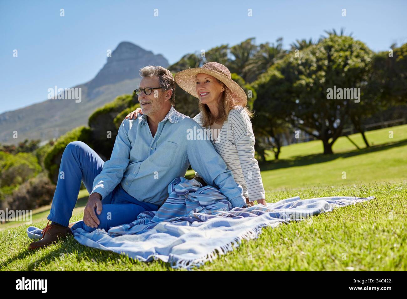 -MODELL VERÖFFENTLICHT. Älteres Paar auf Picknick. Stockfoto