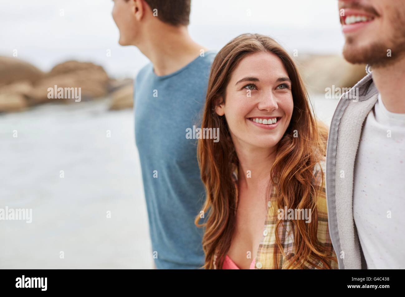 -MODELL VERÖFFENTLICHT. Junge Frau mit braunen Haaren, lächelnd. Stockfoto