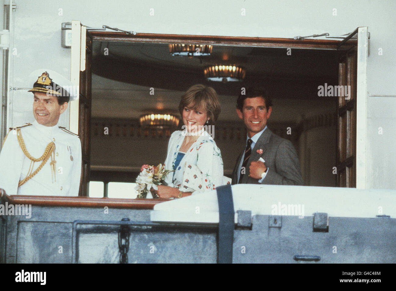 PA-NEWS FOTO-08.01.81 DER PRINZ UND PRINZESSIN VON WALES BEFINDEN SICH AN BORD DAS DECK DIE ROYAL YACHT BRITANNIA ALS WEG VON GIBRALTAR FÜR DEN REST IHRER HOCHZEITSREISE SEGELT Stockfoto