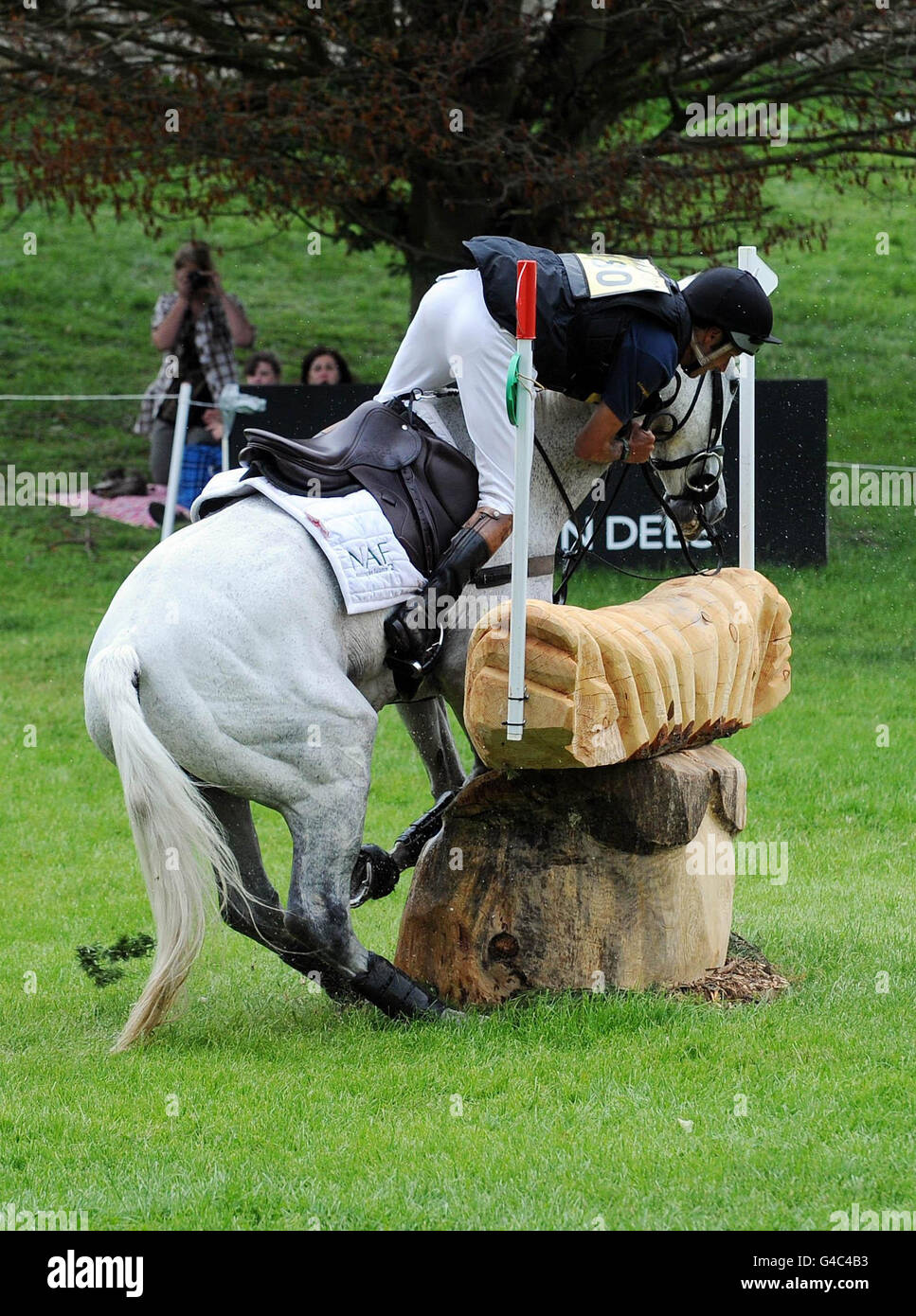 Der Neuseeländer Neil Spratt kann im Sattel bleiben, da sein Pferd Upleadon den Zaun während des CIC*** Cross Country Events im Bramham International Horse Trials, Bramham Park, in der Nähe von Leeds verweigert. Stockfoto