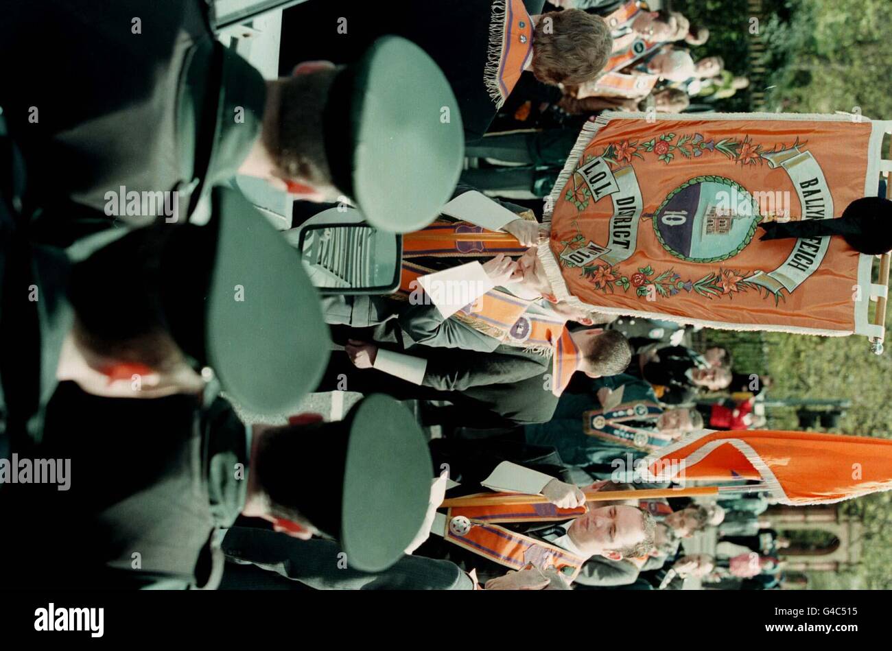 Ballynafeigh Orangemen hält einen Dienst an der Ormeau Bridge, South Belfast, nachdem sie von der RUC daran gehindert wurde, die damals nationalistische Lower Ormeau Road hinunter zu gehen. Bild von Brian Little/PA Stockfoto