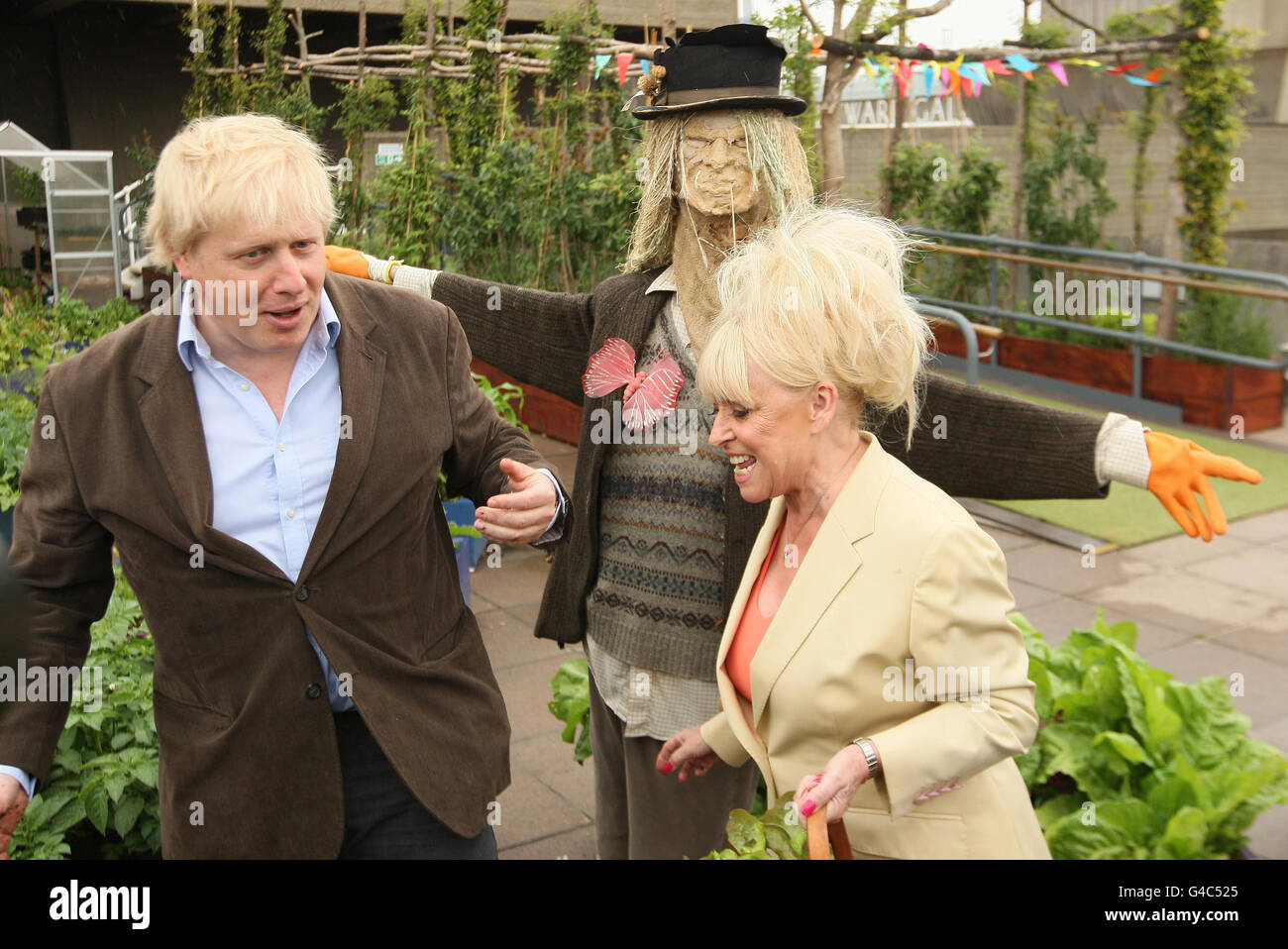 Der Bürgermeister von London, Boris Johnson, und seine Botschafterin für Straßenpartys, Barbara Windsor, und Vogelscheuche bei einer Fotocolo für das jährliche Big Lunch-Event in der Queen Elizabeth Hall in Waterloo im Zentrum von London. Stockfoto