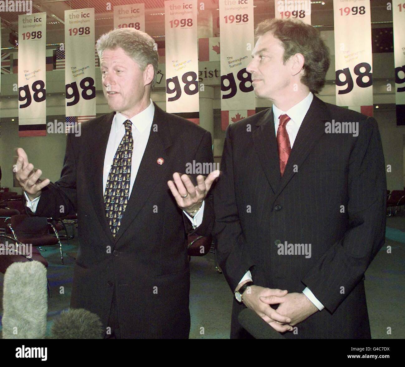 Der britische Premierminister Tony Blair (rechts) hört zu, wie US-Präsident Bill Clinton am Freitag, den 15. Mai 1998 im Birmingham International Conference Centre das Friedensabkommen Nordirlands anjubeln wird. Die beiden hatten sich vom G8-Wirtschaftsgipfel der Führer der mächtigsten Nationen der Welt getrennt, um für die Akzeptanz des Abkommens in der unruhigen Provinz Großbritanniens zu appellieren. AP-Fotopool. Stockfoto