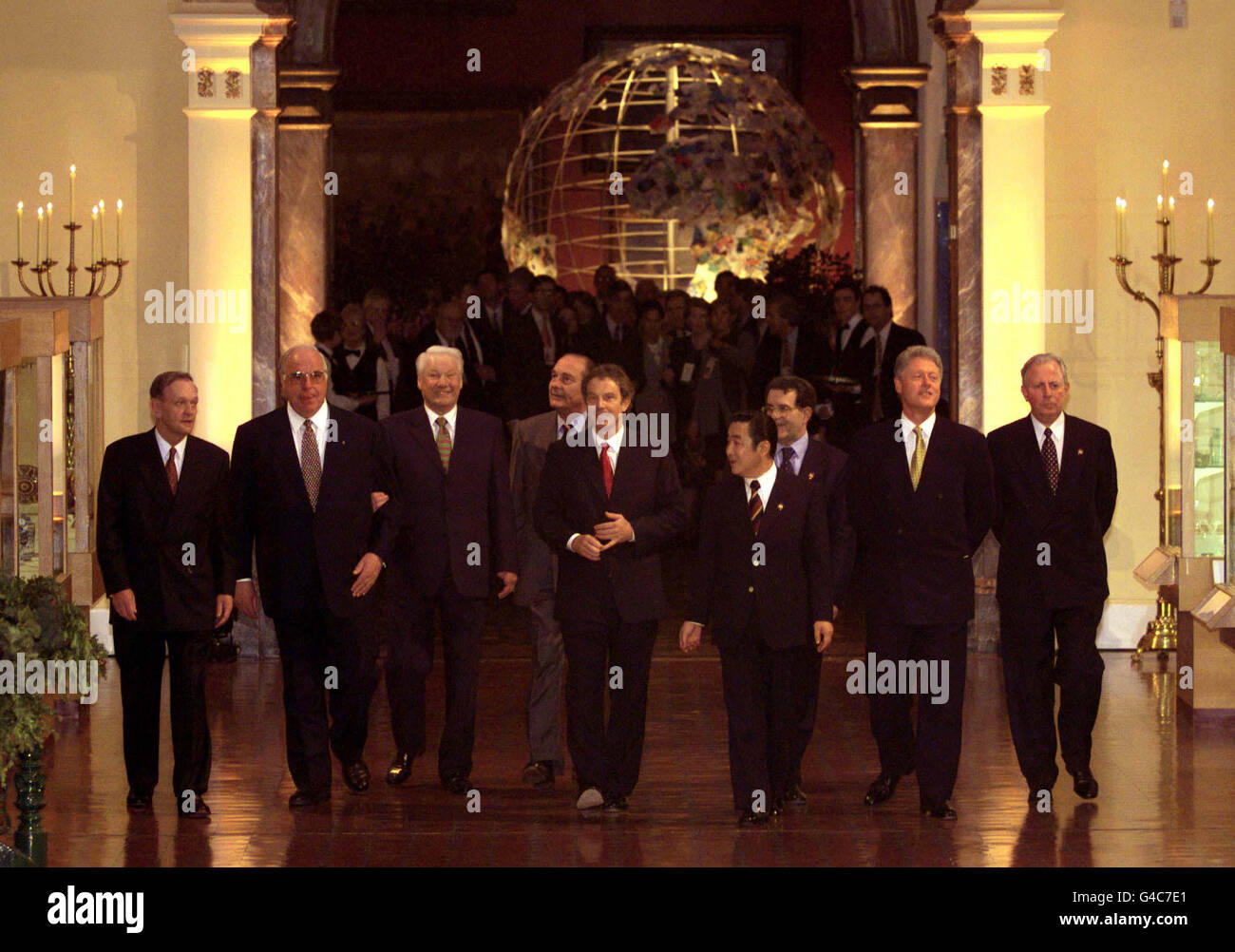 15/5/98 Premierminister Tony Blair (C) geht mit den Führern (L-R) Jean Chretien, Helmut Kohl, Boris Yeltsin, Jacques Chirac, Romano Prodi, Ryutaro Hashimoto, Bill Clinton und Jacques Santer. Die Staats- und Regierungschefs der Gruppe der acht treffen sich in Birmingham zu ihrem jährlichen Gipfel, der voraussichtlich Gespräche über Indiens unterirdische Atomtests, die Anfang dieser Woche stattfanden, und die Schulden der Dritten Welt umfassen wird. PA FOTO / POOL / von Kieran Doherty. Stockfoto