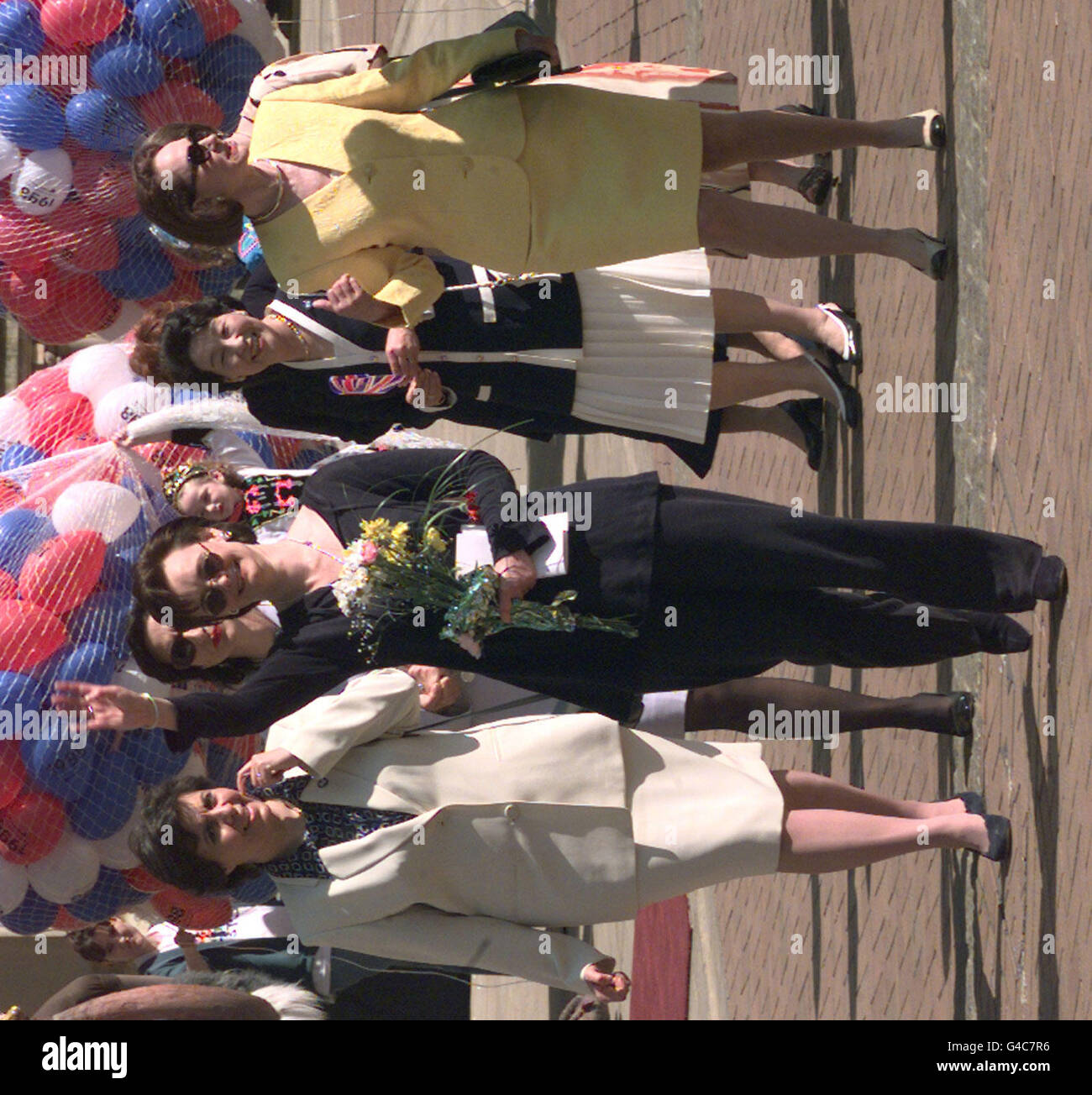 Cherie Blair, Ehefrau des britischen Premierministers Tony Blair, bei einem Rundgang auf dem Victoria Square in Birmingham, begleitet von einigen Frauen anderer Staats- und Regierungschefs, die heute (Sonntag) am G8-Gipfel in der Stadt teilnahmen. Links Flavia Prodi, Ehefrau von Romano Prodi (Italien) Aline Chretien, Ehefrau von Jean Chretien (Kanada), rechts und Kumiko Hashimoto, Ehefrau von Ryutaro Hashimoto (Japan), zweite rechts. Foto von Fiona Hanson/PA Stockfoto