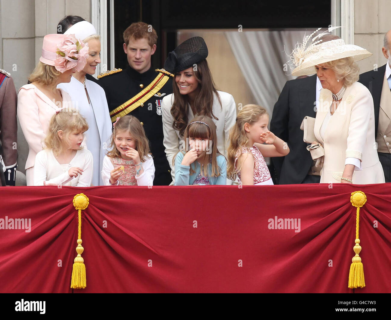 (Von links nach rechts) die Gräfin von Wessex, Prinzessin Michael von Kent, Prinz Harry, die Herzogin von Cambridge und die Herzogin von Cornwall auf dem Balkon des Buckingham Palace, London, nach der Teilnahme an Trooping the Color, der jährlichen Geburtstagsparade der Queen. Stockfoto
