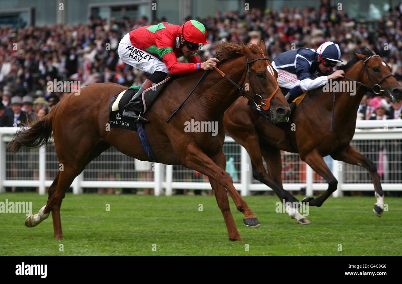 Der starke Anzug von Richard Hughes (links) gewinnt den Jersey Stakes von Codemaster, der von Dane O'Neill am zweiten Tag des Royal Ascot Meetings 2011 geritten wird. Stockfoto