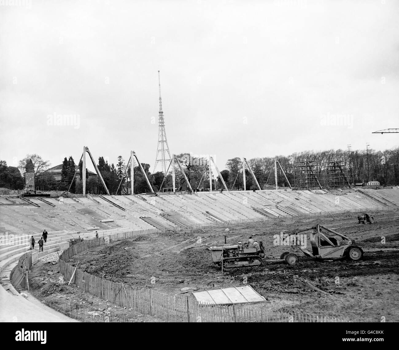 Die Arbeiten am neuen Stadion laufen, wobei die Dachdeckenstützen zu sehen sind. Das Stadion wird Platz für 12,000 Personen. Stockfoto