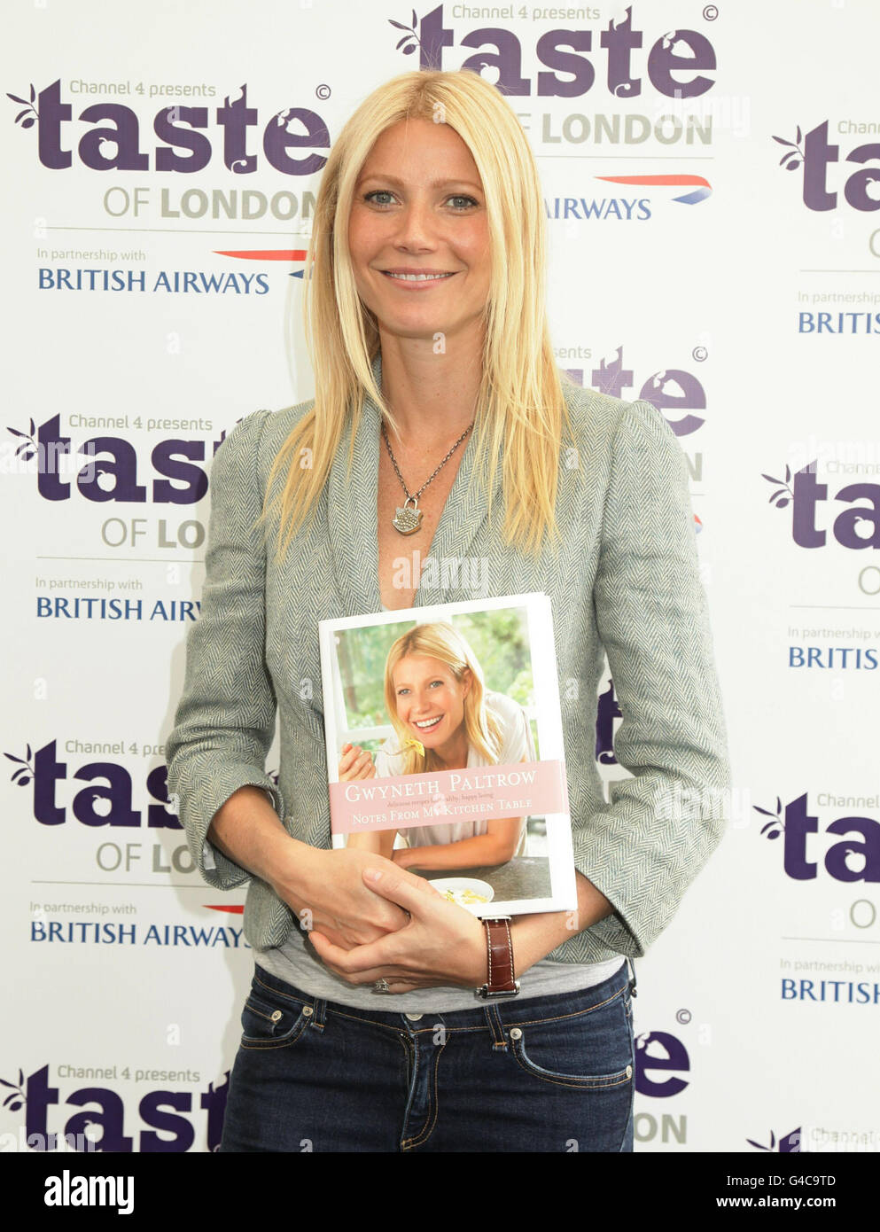 Gwyneth Paltrow bei der Unterzeichnung ihres Kochbuches "Notes from My Kitchen Table" beim Taste of London Food Festival im Regent's Park im Zentrum von London. Stockfoto Gwyneth Paltrow bei der Unterzeichnung ihres Kochbuches "Notes from My Kitchen Table" beim Taste of London Food Festival im Regent's Park im Zentrum von London. Stockfoto