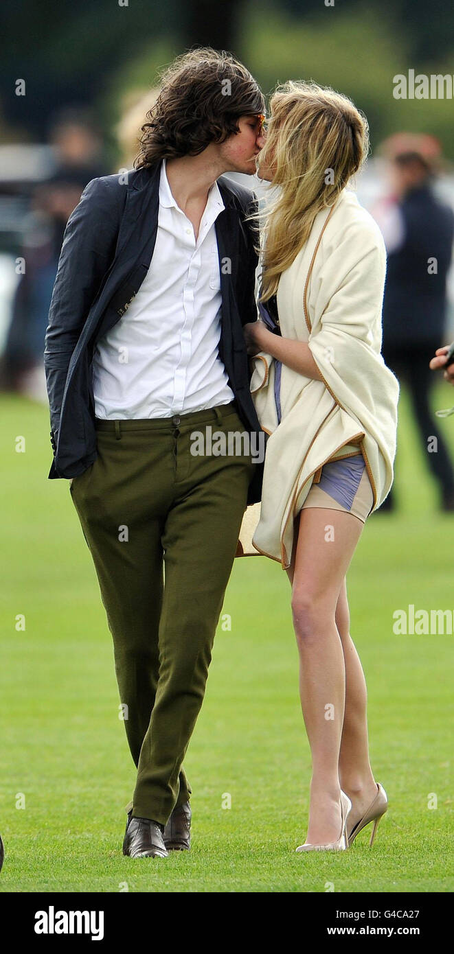 Sängerin Diana Vickers mit ihrem Partner George Craig beim Bernard Weatherill Charity Cup Polospiel im Beaufort Polo Club, Gloucestershire. Stockfoto