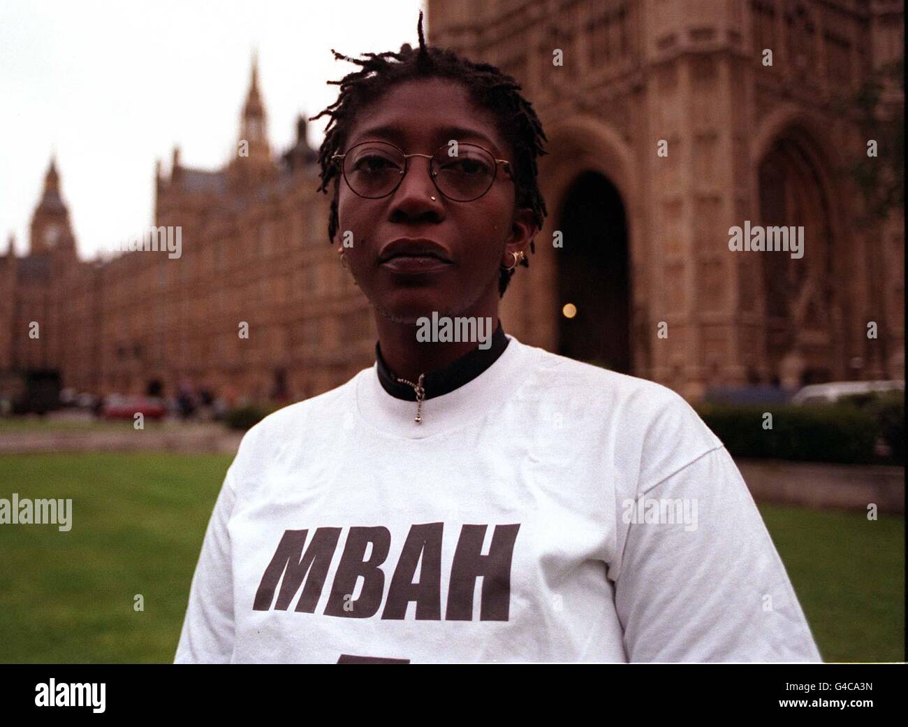 Bose Agbe-Davies Mbah, (stellvertretend für George Mbah, einer von vier Journalisten, die zu 15 Jahren Haft als "Zubehör zum Verrat" verurteilt wurden), ein Mitglied der alternativen nigerianischen Fußballmannschaft, vor dem Unterhaus heute (Donnerstag) in einer Fotoschau, die von der Menschenrechtsgruppe Artikel 19 organisiert wurde, Als Protest gegen Nigerias Militärregime und Festnahme politischer Gefangener. Foto von Andrew Stuart/PA. Sehen Sie sich die PA-Geschichte an. Stockfoto