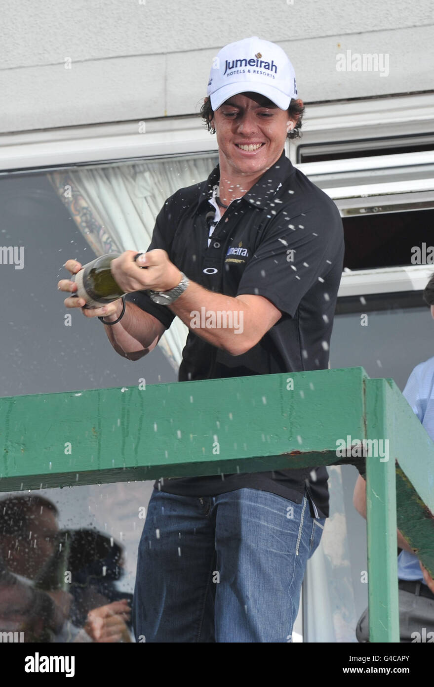 Der neu gekrönte US Open Champion Rory McIlroy sprüht Champagner während der Feier im Holywood Golf Club, County Down. Stockfoto