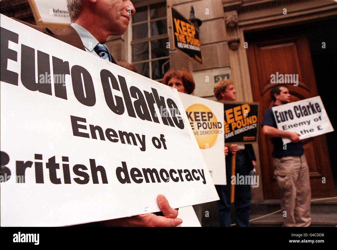 Demonstranten der Volksentscheidungs-Bewegung erwarten die Ankunft des Abgeordneten Ken Clarke im Mary Sumner House im Zentrum von London, wo er heute (Samstag) vor der Hauptversammlung der Tory Reform Group sprechen wird. Foto von Rosie Hallam/PA Stockfoto