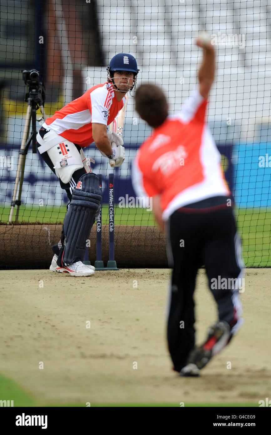 Cricket - 2011 NatWest Series - Second One Day International - England gegen Sri Lanka - England Nets Session - Headingley. England One Day Kapitän Alastair Cook Fledermäuse während der Nets-Session in Headingley, Leeds. Stockfoto