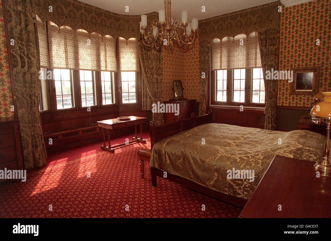 PA-NEWS FOTO 20.04.98 A SCHLAFZIMMER IN DIE OFFIZIELLE RESIDENZ DES LORD-KANZLERS LORD IRVINE IN LONDON ERÖFFNETE IN DEN MEDIEN Stockfoto