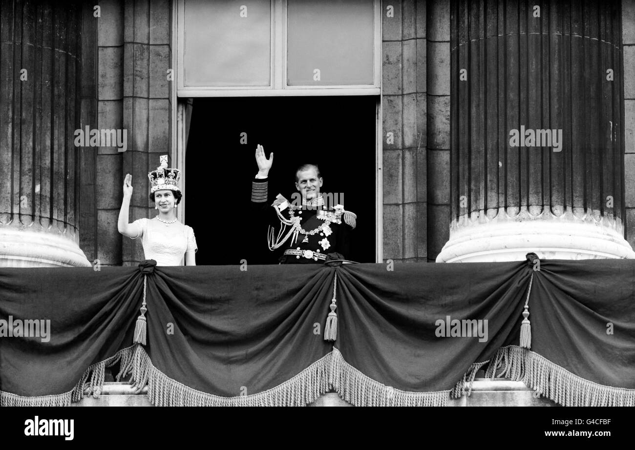 Königin Elizabeth II. Und der Herzog von Edinburgh auf dem Balkon des Buckingham Palace nach ihrer Krönung. Stockfoto