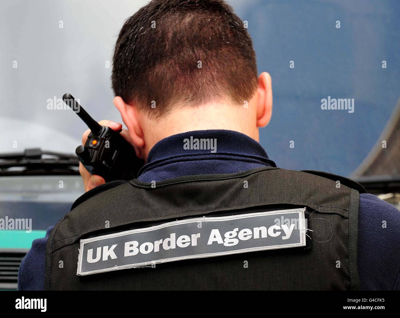 UK Border Agency Offiziere auf eine Multi-Agentur-Operation zur Bekämpfung der Schwarzarbeit in ein Gebäude Textilhersteller in Leicester. Stockfoto
