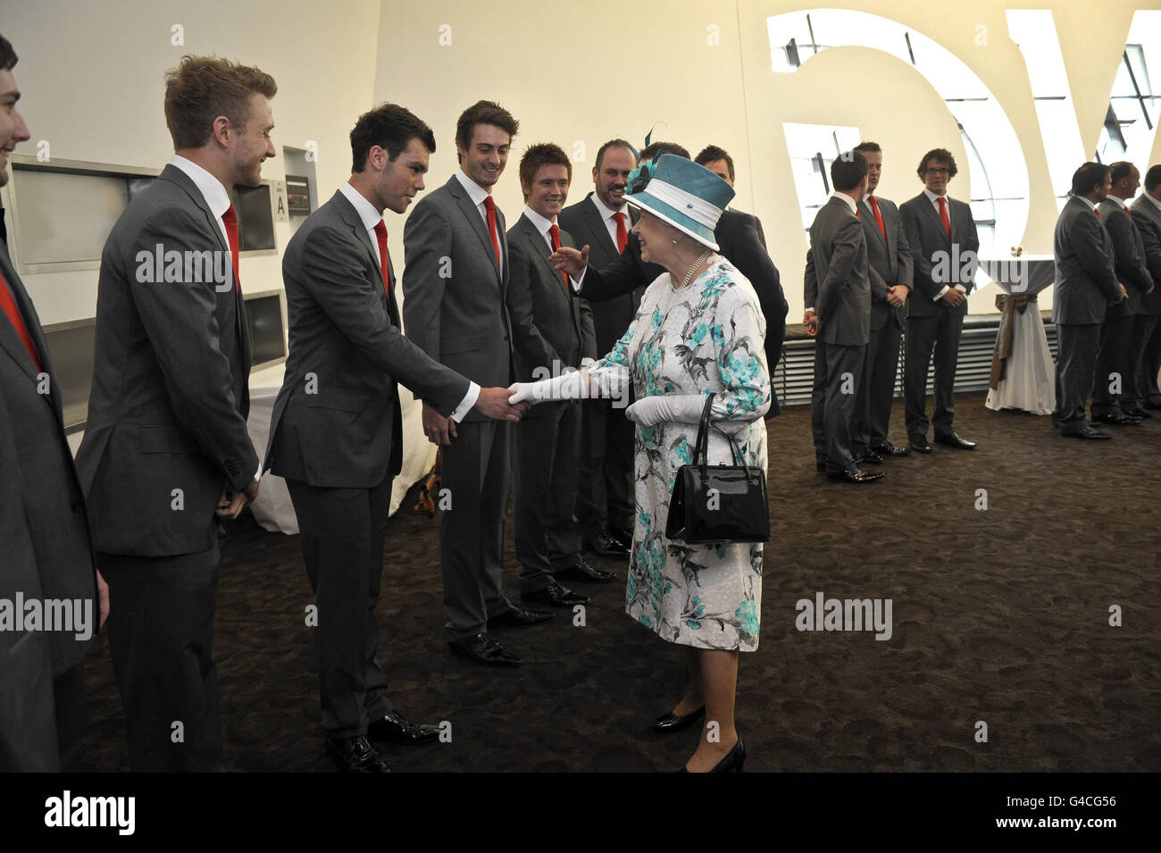 Königin Elizabeth II. Trifft sich mit Mitgliedern der Vokalgruppe „Only Men Aloud“ im Wales Millennium Center, wo ein Empfang für die Mitglieder der Versammlung stattfindet. Stockfoto