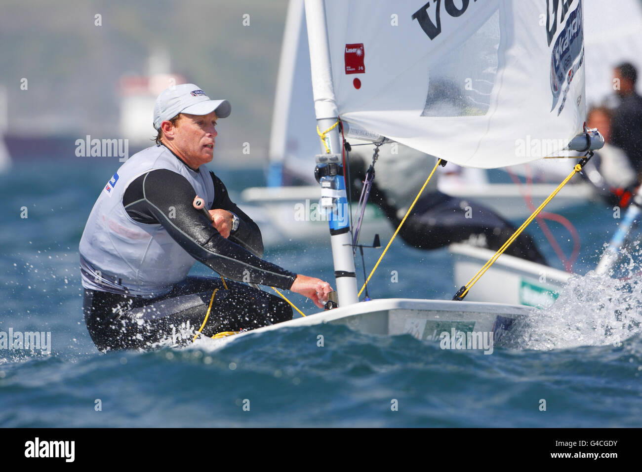 Segeln - Skandia Segeln Sie zur Gold Regatta - Tag zwei. Olympiasieger Paul Goodison in Aktion in seinem Laser-Schlauchboot am zweiten Tag der Skandia Sail für die Gold-Regatta in Dorset. Stockfoto