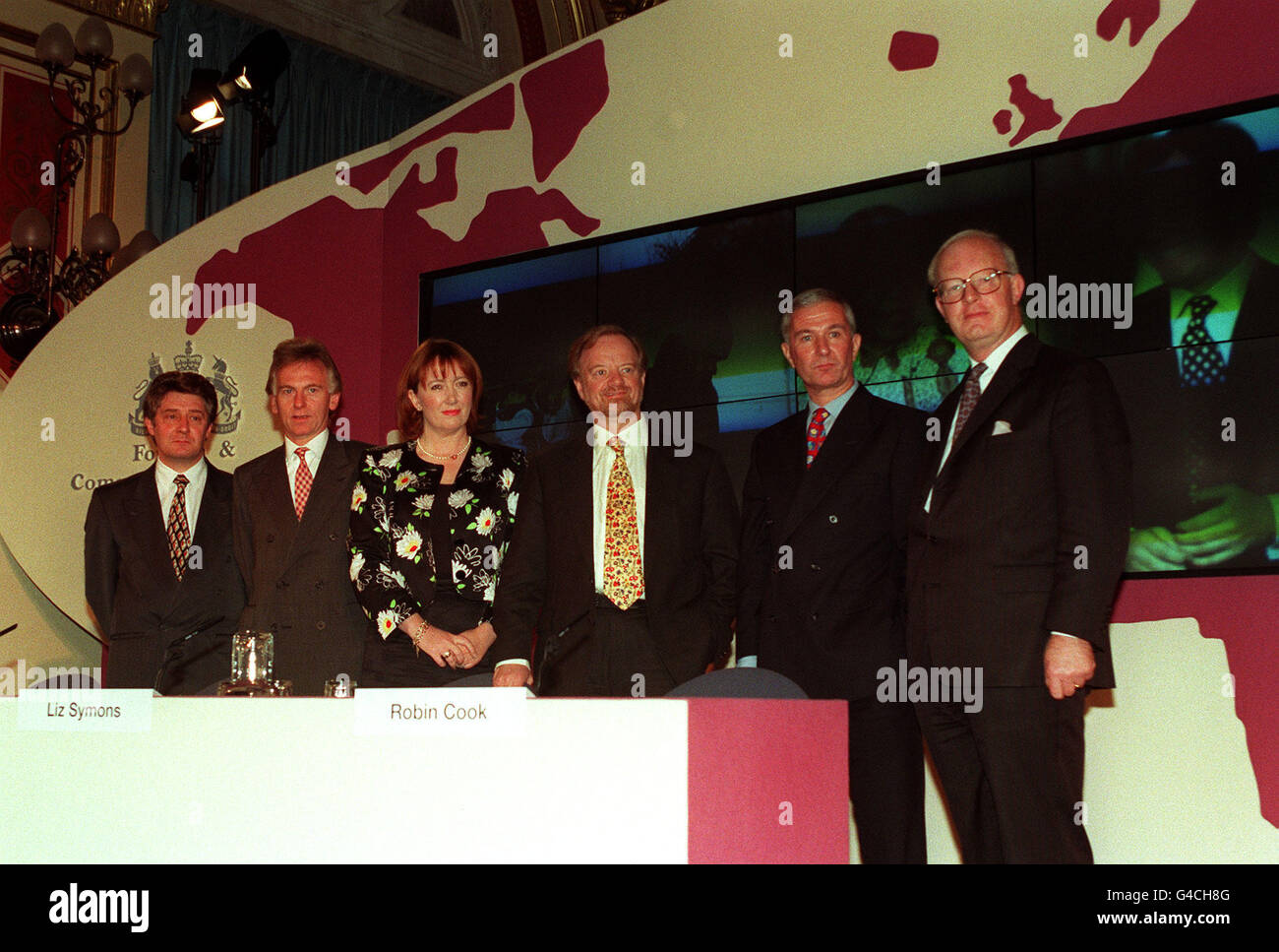 PA NEWS PHOTO 12/5/97 VON LINKS NACH RECHTS: TONY LLOYD, DOUG HENDERSON, BARONESS SYMONS, ROBIN COOK, DEREK FATCHETT UND SIR JOHN COLES WÄHREND EINER PRESSEKONFERENZ, AUF DER ER EINE NEUE ÄRA IN GROSSBRITANNIEN UND DER AUSSENPOLITIK IN LONDON EINLEITETE Stockfoto