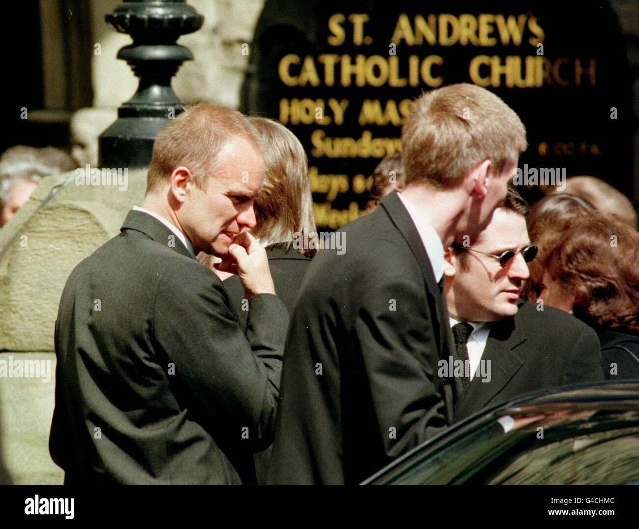 PA NEWS PHOTO 29/4/98 Rockstar, Sting bei der Beerdigung seiner Großmutter, Agnes Sumner, in der katholischen Kirche St. Andrews in seiner Heimatstadt Newcastle heute (Mittwoch). Foto von Owen Humphreys/PA. Stockfoto