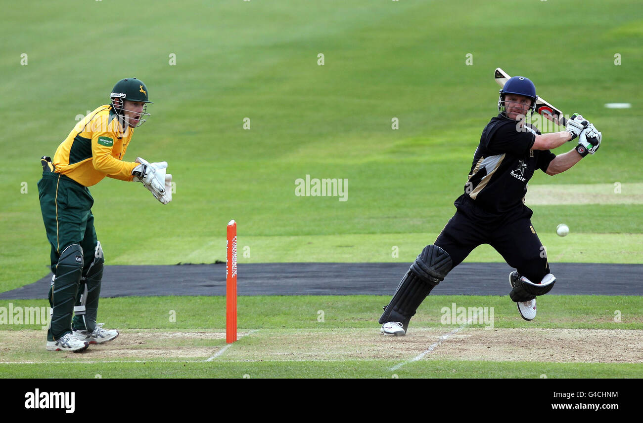 Cricket - Friends Life Twenty20 - North Group - Warwickshire Bears / Nottinghamshire Outlaws - Edgbaston. Darren Maddy von Warwickshire schlägt beim t20-Gruppenspiel in Edgbaston, Birmingham, durch. Stockfoto