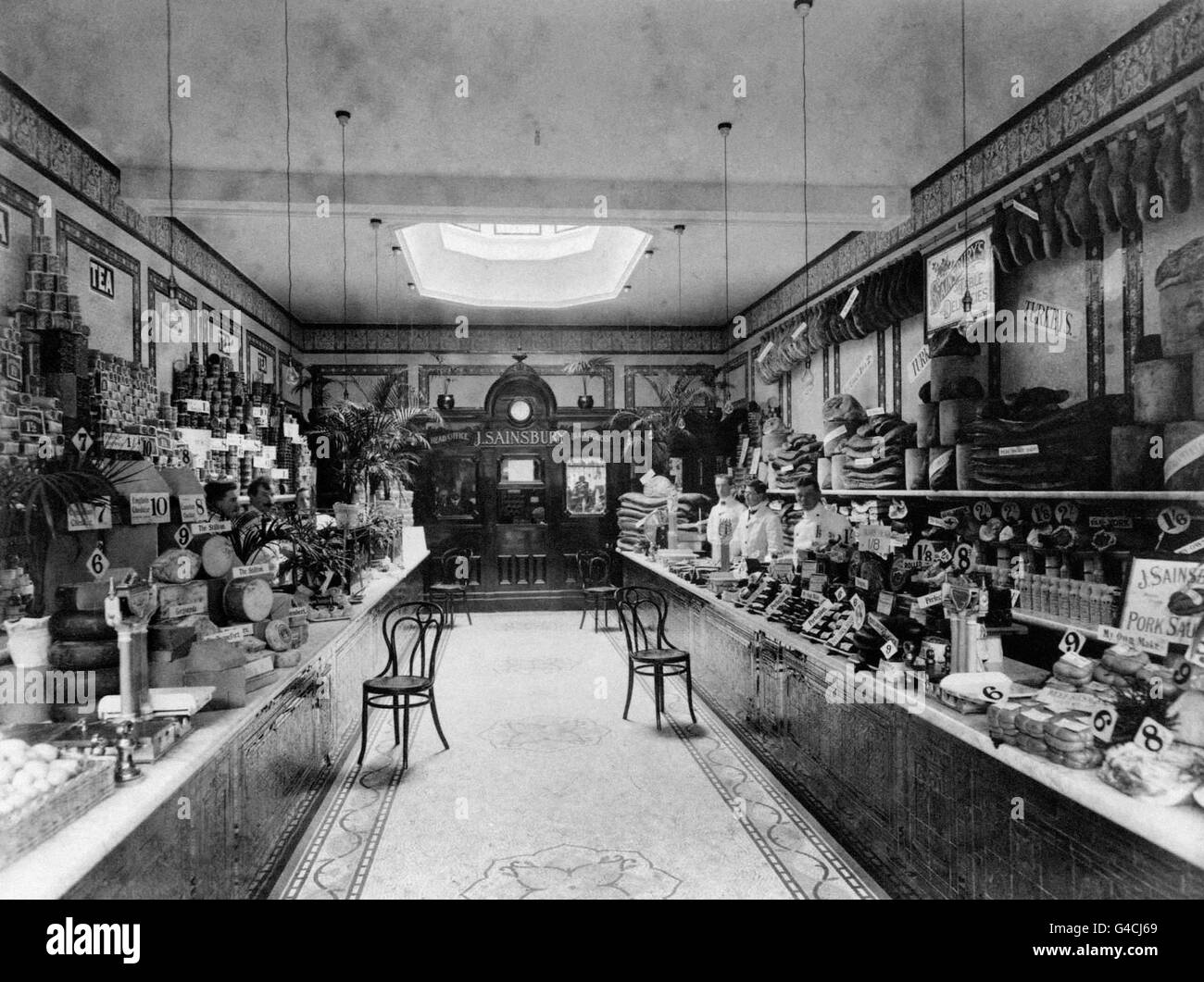 Britische Verbraucher - Supermärkte - Sainsbury's - Guildford - 1906. Sainsbury's Guildford High Street Store am Eröffnungstag. Stockfoto