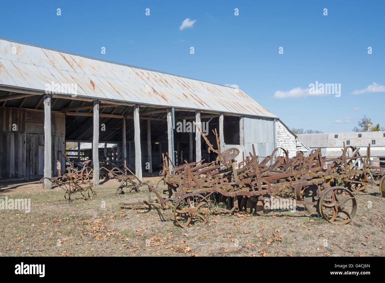 Ein Haufen von alten Landmaschinen vor der Maschinen-Schuppen bei Armidale Australia Stockfoto